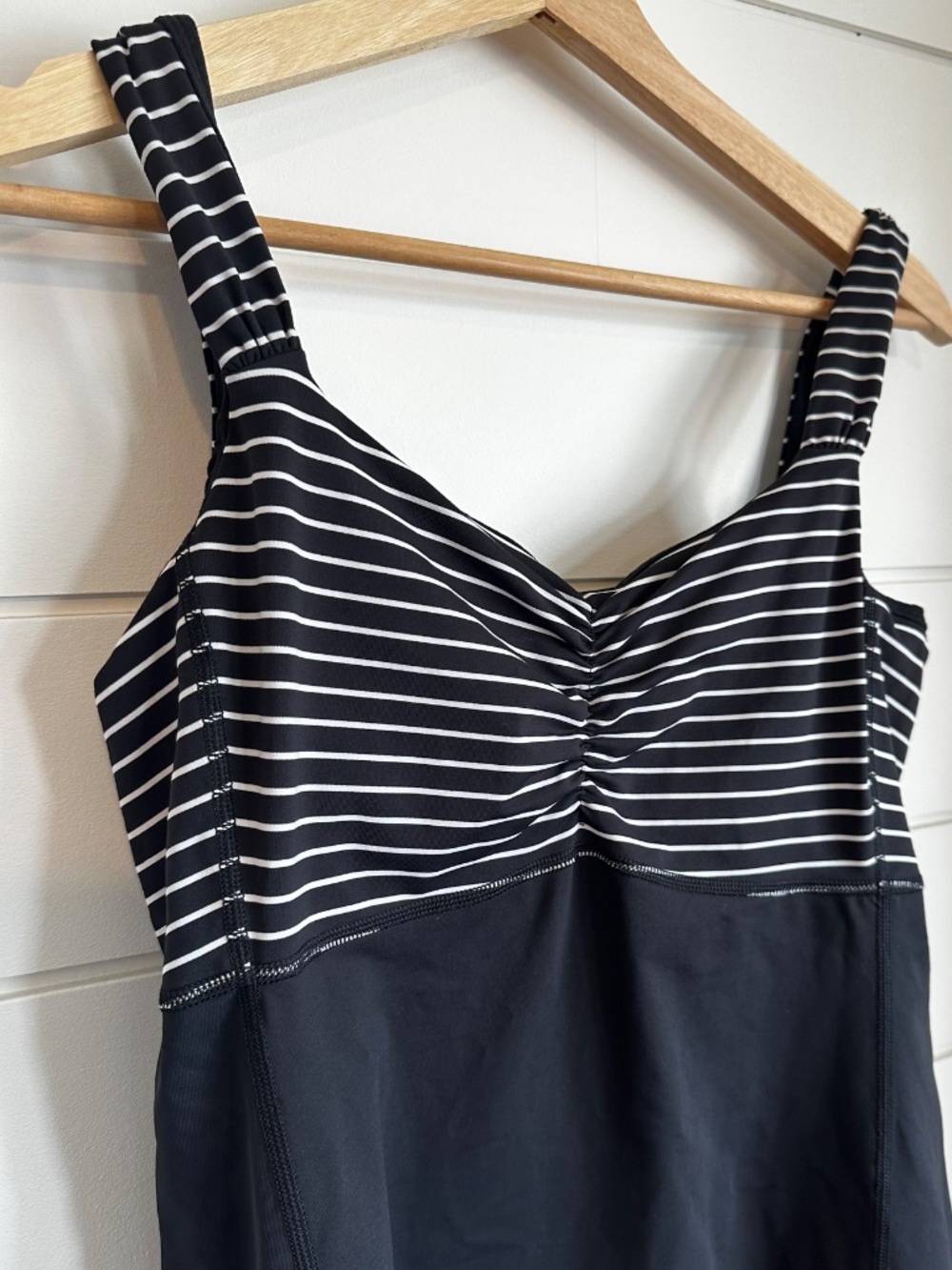 lululemon Scoop Neck Tank Luon Size 10 Parallel Stripe Black White Built-In Bra - Picture 3 of 7